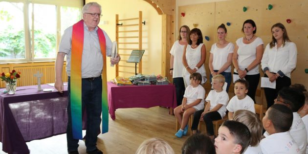 Im halbstündigen Abschlussgottesdienst im Kindergarten Arche Noah erzählte Pfarrer Peter Kern den Vorschulkindern, die den Kindergarten nun verlassen, eine Geschichte von Jesus aus der Bibel. Foto: Hannelore Nowacki