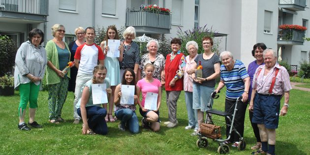 Gemeinsam Zeit verbringen – dies ist eines der Hauptmerkmale der Projektes „Old meets Young”. Und so trafen sich auch bei der Zertifizierung Schüler und Senioren, um sich noch einmal über das gemeinsam Erlebte auszutauschen. Foto: Benjamin Kloos