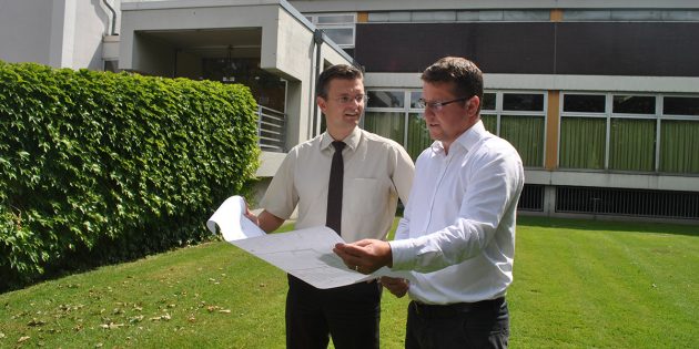 Freuen sich auf den Start des geplanten Um- und Erweiterung des Bürgerhauses Hofheim: Erster Stadtrat Jens Klingler und Ortsvorsteher Alexander Scholl (v.l.). Foto: Benjamin Kloos