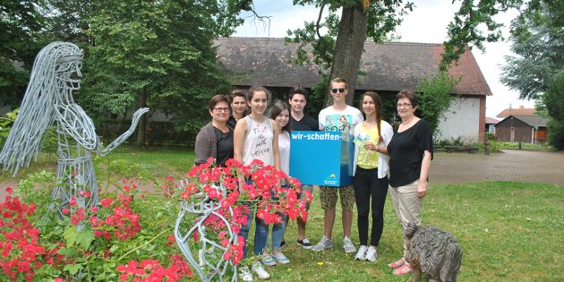 Wir schaffen was: Beim Freiwilligentag in der Metropolregion am 17. September wird auch im Litauischen Gymnasium fleißig angepackt – so wie hier im Park, der farbenfroh gestaltet werden soll. Foto: Benjamin Kloos