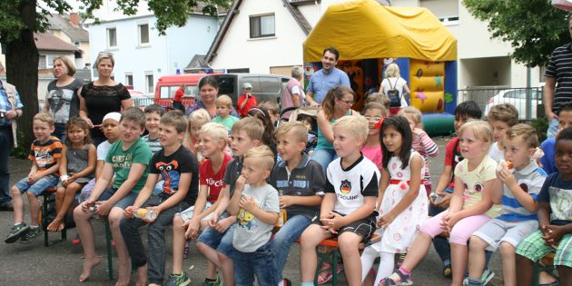 Konzentriert folgten die Kinder dem Puppentheater von Mr. Kunterbunt, der schon oft für Unterhaltung beim Kinderfest der Hofheimer SPD gesorgt hatte. Foto: Eva Wiegand