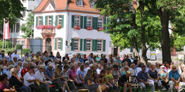 Im Herzen der Stadt fand der Feldgottesdienst am Sonntag statt, der dank der Stechmücken in der Bonaue zum Gottesdienst auf der grünen Wiese an der Domkirche wurde. Foto: Hannelore Nowacki