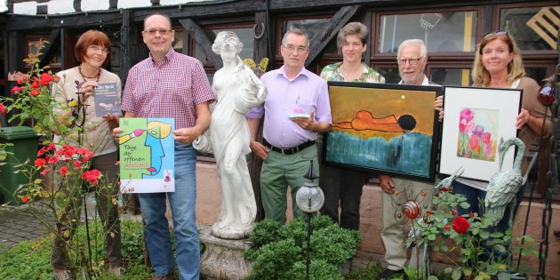 Im Kultursommer Südhessen ist am 17. und 18. September an den „Tagen des offenen Ateliers“ bei den Mittwochsmalern in der Martin-Kärcher-Straße 70 Kunst, Unterhaltung und Genuss geboten. Der Erlös aus Tombola und teilweise aus dem Bilderverkauf kommt dem Spatzennest der Lebenshilfe zugute. Im Bild (von links): Lilo Beil, Günther Baus, Michael Lang, Sabine Lang, Jürgen Richter und Ilse Stenzel (Katharina Heck war verhindert). Foto: Hannelore Nowacki