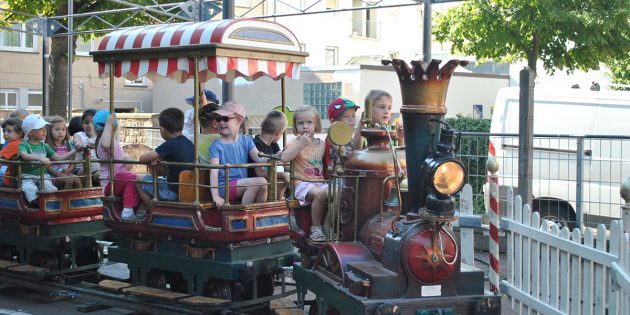 Die Eisenbahn zog die Lampertheimer Kindergartenkinder am Freitag Vormittag in ihren Bann. Foto: Benjamin Kloos