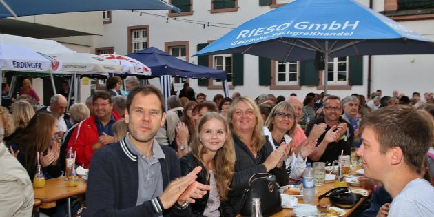 Der guten Stimmung beim Innenhoffest des MGV 1840 Lampertheim konnte das frische Augustwetter nichts anhaben. Foto: Hannelore Nowacki