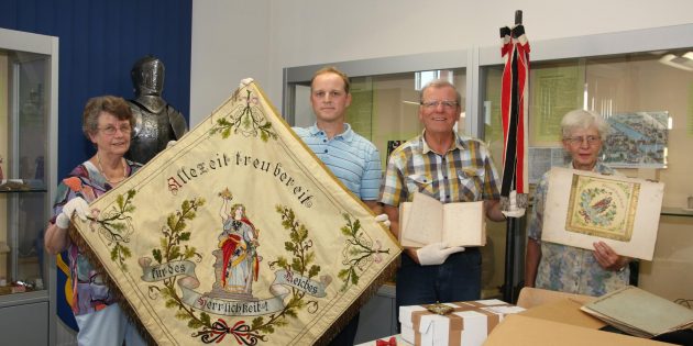 Der Vereinszweck war auf der Fahne eingestickt und für die junge „Germania“ hatte der Verein eine Vorlage ausarbeiten lassen. Das Eichenlaub stehe als Sinnbild für die „deutsche Sache“, erklärte Günter Mössinger beim Archivarbeitsabend. Im Bild (von links): Maria Bingel, Rüdiger Ried, Günter Mössinger und Irmtraud Geiss. Foto: Hannelore Nowacki