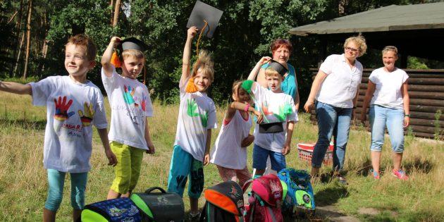 Und weg mit den Hüten – das machte den Kindern Spaß. Für die Schule sind die Abgängerkinder mit ihren Schulranzen schon bestens ausgestattet. Foto: Hannelore Nowacki