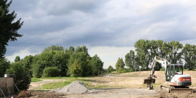 Der lang ersehnte Naturpark „Chaussee-Allee“ im Norden von Bobstadt wird offenbar noch eine Weile eine Baustelle bleiben. Foto: Hannelore Nowacki