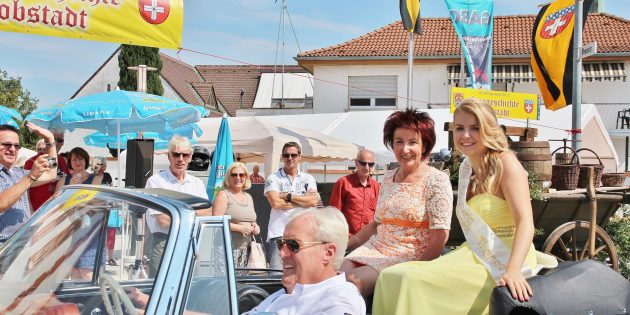 Rund um das Alte Rathaus erwartet die Arbeitsgruppe Ortsgeschichte am Kerwe-Sonntag, wie im letzten Jahr, wieder eine schöne Oldtimerparade. Im Bild: Bürgermeisterin Barbara Schader mit der Bürstädter Sonnenbotschafterin Theresa I., von Alfred Richter aus Hüttenfeld in einem Traumauto chauffiert. Mehrere Hoheiten werden am Sonntag kommen wie die Bensheimer Blütenkönigin Rebecca I., die Lützelsachsener Winzerkönigin Aline I. mit Prinzessin Jessica, die Odenwälder Apfelkönigin Sina I. sowie die Vierburgenkönigin Sophie I. mit Burgfräulein Sina aus Neckarsteinach. Archivfoto:  Hannelore Nowacki