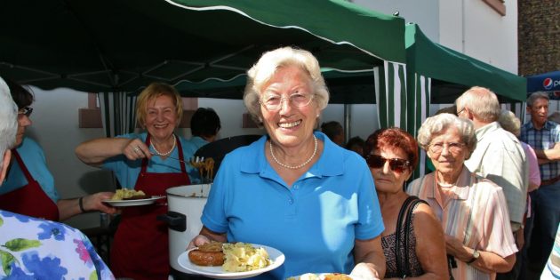 Gut gefüllte Teller und gute Stimmung, dazu schönes Sommerwetter und Musik – die gelungene Mischung für das zweite Hoffest der Seniorenbegegnungsstätte „Alte Schule“ im Jubiläumsjahr. Foto: Hannelore Nowacki