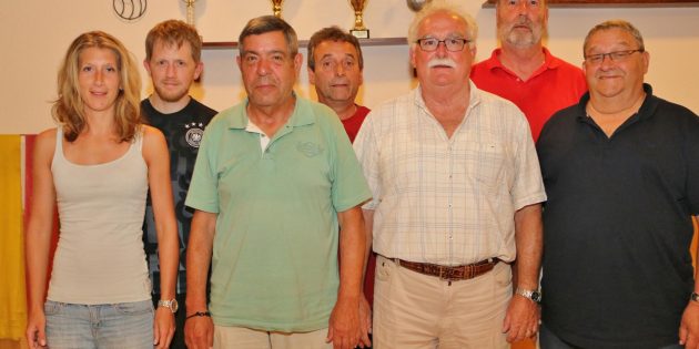 Der Verein für Rasensport Bürstadt (VfR) behält auch nach der erneuten Wahl der Stellvertreter den Vorstand in der Zusammensetzung, wie er im November neu gewählt worden war (von links): Anja-Meike Müller (Schriftführerin),  Marco Müller (stellvertretender Kassierer), Klaus Gassert (Zweiter Vorsitzender), Hans Gondolph (stellvertretender Sportlicher Leiter), Dieter Gleim (Erster Vorsitzender), Norbert Krezdorn (Sportlicher Leiter) und Franz-Josef  Eitge (Kassierer). Foto: Hannelore Nowacki