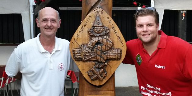 Der CC Rot-Weiß machte sich zum 60. Jubiläum mit der Holzskulptur mit Vereinslogo selbst ein besonderen Geschenk – sehr zur Freude von Freddy Herweck und Holger Braun (v.l.). Foto: Jannis Tirakis