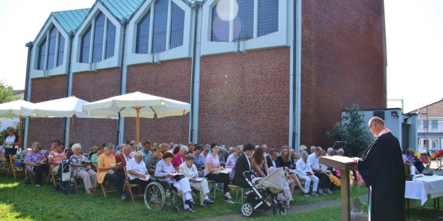 Zum „Gottesdienst unter der Linde“ im Garten an der Martin-Luther-Kirche hatten himmlische Kräfte für gutes Sommerwetter gesorgt. Foto: Hannelore Nowacki