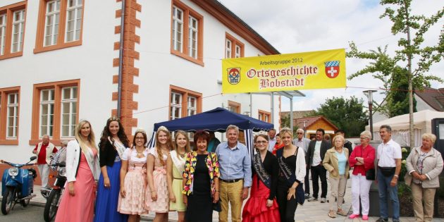 Zur Bobstädter Kerwe gehört traditionell der Besuch von Hoheiten aus der Region, eingeladen von der Bürstädter Sonnenbotschafterin. Gerade waren sie mit dem Oldtimerkorso am Alten Rathaus angekommen (von links): Die Odenwälder Apfelkönigin Sina I., die Bensheimer Blütenkönigin Rebecca I., die Lützelsachsener Winzerkönigin Aline I. mit Prinzessin Jessica, Sonnenbotschafterin Theresa I. und die Vierburgenkönigin Sophie I. aus Neckarsteinach mit Burgfräulein Sina sowie Bürgermeisterin Barbara und Volker Utz. Foto: Hannelore Nowacki