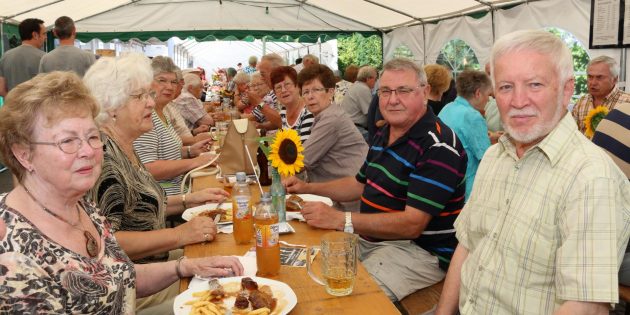 Beim Briebelfest steht neben der Tischunterhaltung das leckere Essen im Mittelpunkt. Foto: Hannelore Nowacki