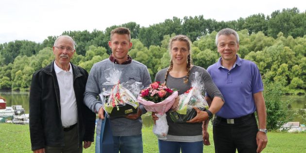 Herzlicher Empfang der Stadt Lampertheim für die beiden Weltmeister Max Lemke und Tabea Medert am Altrhein – Bürgermeister Gottfried Störmer (rechts) und Hans Schlatter, Vorsitzender der Sportkommission, gratulierten. Foto: Hannelore Nowacki