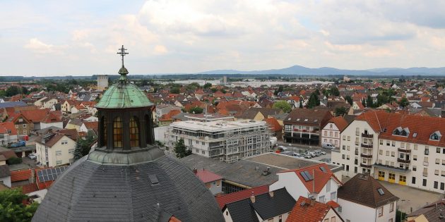 Blick vom Kirchturm St. Michael über Bürstadt Richtung Odenwald. Foto: Hannelore Nowacki