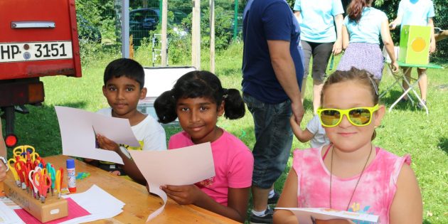Jedes Kind arbeitete am Basteltisch an einer „unendlichen Karte der vier Elemente“. Foto: Hannelore Nowacki