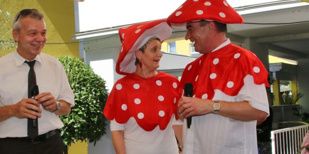 Beim 13. Kindersommerfest rund um die Schillerschule waren alle Besucher Glückspilze.  Bürgermeister Gottfried Störmer dankte Karin und Kurt Oberfeld für ihr Engagement – die Krönung der Ferienspiele in Lampertheim. Foto: Hannelore Nowacki