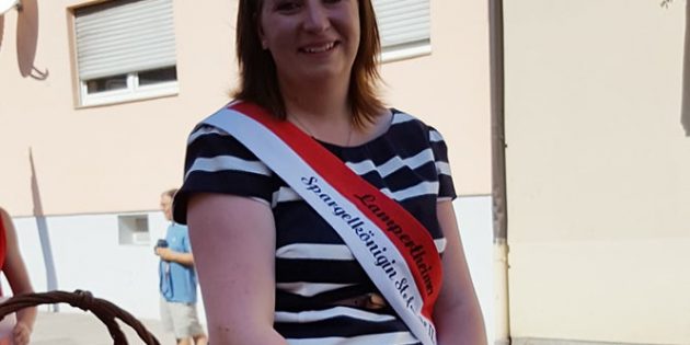 Versprühte trotz der hohen Temperaturen während des Backfischfestumzugs viel Charme und warb so für die Spargelstadt: Spargelkönigin Stefanie II. Foto: Benjamin Kloos