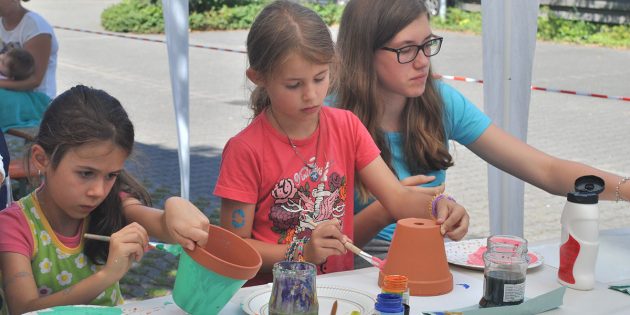 Konzentriert bemalten die Ferienspielkinder ihre Blumentöpfe. Foto: Benjamin Kloos