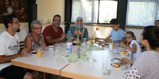 Mit selbstgebackenen Kuchen und Kaffee wurden die internationalen Gäste bewirtet. Foto: Eva Wiegand