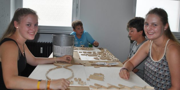 Ihnen hat das künstlerische Arbeiten in den „Summertime“-Ferienworkshops der Stadtjugendförderung bei der Künstler-Initiative Lampertheim (KIL) großen Spaß gemacht: Die jungen Künstler, die aus dem Abschnitt von Eichenparkett wundervolle Holzreliefs zauberten. Foto: Benjamin Kloos