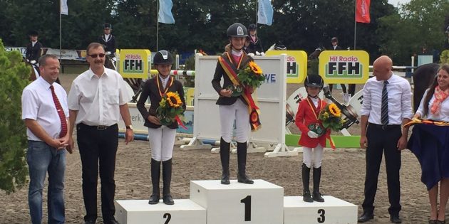 Paulina Wagner, Maya Mühlbert (beide Jägerhof Biblis) und Amy Helfrich ( Viernheim; v.l.). Foto: oh