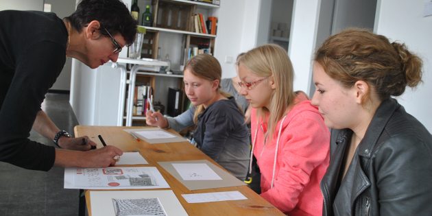 Unter Anleitung von Gabriele Koblitz (l.) entstanden beim Zentangle-Zeichnen im Rahmen der Ü12-Summertime kleine Kunstwerke. Foto: Benjamin Kloos