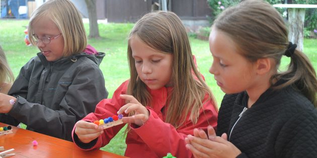 Eifrig bastelten die Kinder aus Wäscheklammern bunte Raupen. Foto: Benjamin Kloos