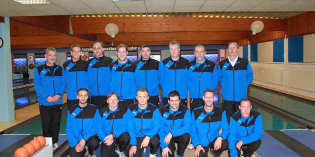 Die Lampertheimer Kegler freuen sich auf die anstehende Saison: Hintere Reihe von links: Manfred Seelinger Sportwart, Niklas Schulz, Karl-Heinz Thon, Patrik Strech, Holger Thiemig, Thomas Geyer, Bernd Günderoth, Arno Krämer(Sportwart). Vordere Reihe von links: Steffen Back, Karl-Heinz Fellner, Kevin Münch, Kevin Günderoth, Peter Suppes, Jan Richter. Foto: oh