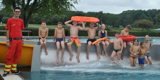 Nutzen begeistert das Angebot der DLRG: Die Teilnehmer der Lampertheimer Ferienspiele. Foto: Benjamin Kloos