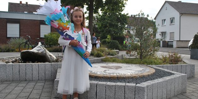 Ein Lächeln im Gesicht, die farbenfrohe Schultüte im Arm und feierlich gekleidet: So startete Mara am Dienstag in ihre Schulzeit. Foto: Benjamin Kloos