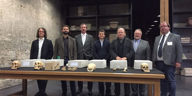 Den Startschuss für das gemeinsame Forschungsprojekt gaben Dr. Jörg Orschiedt (Anthropologe, Curt-Engelhorn-Zentrum Archäometrie gGmbH), Claus Kropp M.A. (Leiter Freilichtlabor Lauresham), Karl Weber (Direktor Verwaltung Staatliche Schlösser und Gärten Hessen), Prof. Dr. Ben Krause-Kyora (Juniorprofessor für alte DNA Analysen, Universität Kiel), Dr. Wilfried Rosendahl (Direktor Reiss-Engelhorn-Museen und rem ǀ gGmbH), Prof. Dr. Alfried Wieczorek (Generaldirektor Reiss-Engelhorn-Museen Mannheim) und Dr. Hermann Schefers (Leiter UNESCO Welterbestätte Kloster Lorsch; v.l.). Foto: UNESCO Welterbe Kloster Lorsch