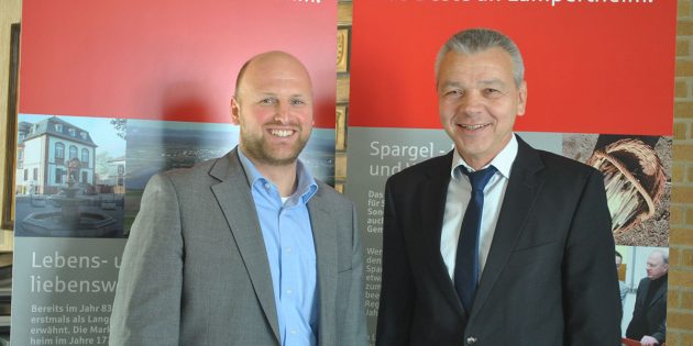 Bürgermeister Gottfried Störmer stellte am Mittwoch Timo Jordan, neuer Fachbereichsleiter Einwohnerservice und der zentralen Dienstleistungen (v.l.), vor. Foto: Benjamin Kloos