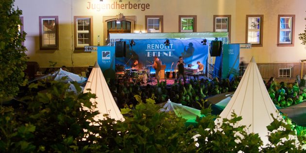 Einzigartige Atmosphäre: Auf der Renolit-Bühne vor der Jugendherberge wird das Adrien Marco Trio aus Auxerre zur Eröffnung von „Worms: Jazz and Joy!” aufspielen. Foto: Bernward Bertram