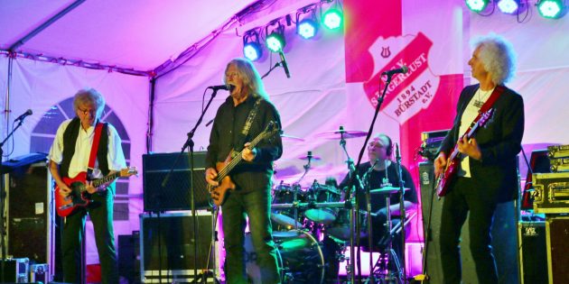 Ein Höhepunkt des 40. Zeltfestes  - „The Lords“ zogen das Publikum von den Bänken: Klaus-Peter „Leo“ Lietz (Gitarre und Gesang), Bernd Zamulo (Bass und Gesang) und Josef „Jupp“ Bauer (Gitarre und Gesang). Die Lords haben 1943, 1946 und 1951 das Licht der Welt erblickt (von links). Der Jüngste ist der 52-jährige Schlagzeuger Philippe Seminara, der seit 2011 fest zur Band gehört. Foto: Hannelore Nowacki