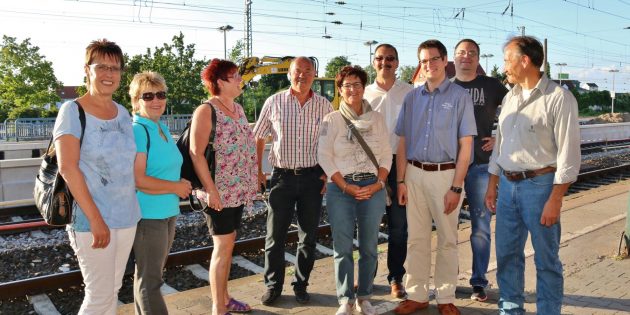 An Bahnsteig 1 mit Blick auf die Baustelle begann die CDU-Sommertour zum Thema Bahnhof. Foto: Hannelore Nowacki