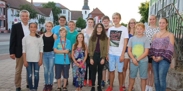 Der neue Jugendbeirat ist seit Donnerstagabend offiziell im Amt. Zur Vorsitzenden wurde Theodora Nikolakopulou (4. von rechts)gewählt, ihr Stellvertreter wurde Daniel Fendrich (3.  von rechts). Bürgermeister Gottfried Störmer (links) war der Wahlleiter. Foto: Hannelore Nowacki
