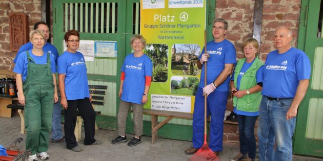 Die Gruppe „Schöner Pfarrgarten“ war beim Freiwilligentag mit acht Helferinnen und Helfern aktiv. Zu tun gab es eine Menge, da bei viel Regen und Sonne in diesem Sommer alles gut gewachsen war. Stolz ist die fleißige Gruppe auf ihren Umweltpreis der Diözese Mainz. Foto: Hannelore Nowacki