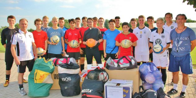 Viele Fußballer und Trainer des TV Lampertheim haben mitgeholfen, dass eine solche Menge an Bällen, Trikots, Schuhen und vielen weiteren nützlichen Sachen zum Fußballspielen zusammengekommen sind. Pfarrer Patrick Fleckenstein wird für die Verschiffung nach Namibia sorgen. Foto: Hannelore Nowacki