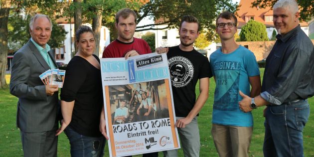 Im Alten Kino präsentiert sich am 6. Oktober die junge Band „Roads to Rome“ mit Benjamin Ihrig (links am Plakat), Adrian Störmer, Nico Braun und Patrick Baum (nicht im Bild). Rolf Hecher (links), Barbara Boll und Manfred Scholz (rechts) begleiten das Projekt. Foto: Hannelore Nowacki