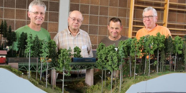 Dem „Holz auf der Spur“ sind sie mit Begeisterung: Michael Mäder, Wolfgang Riedel, Jörg Hammes und Jörg-Dieter Klatt (von links) aus dem Schwarzwald. Gerade fährt ein Zug über die Wutachschlucht. Ein Wunder, das es sonst nicht gibt, können sie auch zeigen: Ein gefällter Baum richtet sich wieder auf. Foto: Hannelore Nowacki