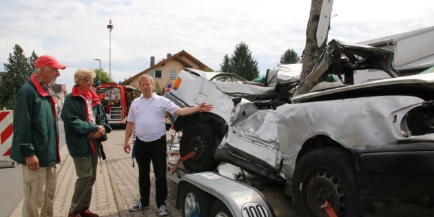 Nicht nur Brände löschen gehört zu den Aufgaben der Feuerwehr, bei Autounfällen kommen die Retter der Feuerwehr ebenso zur Hilfe. Holger Ritschdorff vom Verein zur Verhütung von Verkehrsunfällen will im Vorfeld in Gesprächen aufklären. Foto: Hannelore Nowacki