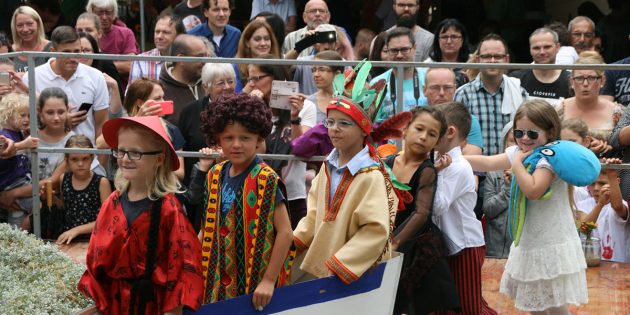 Das Pfarrfest von St. Michael freute sich wieder großer Beliebtheit. Die Gäste kamen, trotz zeitweiligen Regenschauern, in großer Zahl. Und auch die Kindergartenkinder sorgten wieder für Begeisterung. Foto: Eva Wiegand