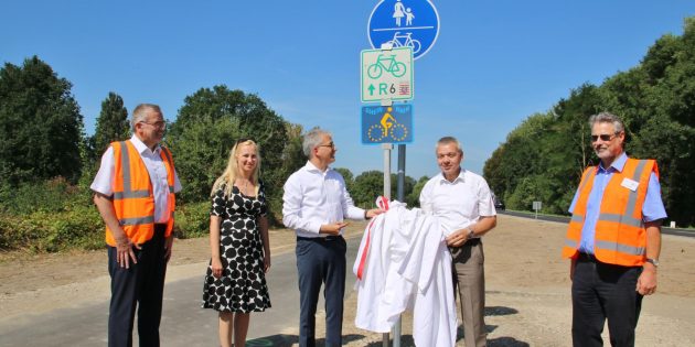 Nach der Fahrradtour und den Ansprachen enthüllten Staatsminister Tarek Al-Wazir und Bürgermeister Gottfried Störmer die neue Beschilderung des kombinierten Rad- und Fußgängerweges, an ihrer Seite Burkhard Vieth, Präsident von Hessen Mobil, die Erste Kreisbeigeordnete Diana Stolz und Andreas Moritz, der Regionalbevollmächtigte Südhessen.  Foto: Hannelore Nowacki