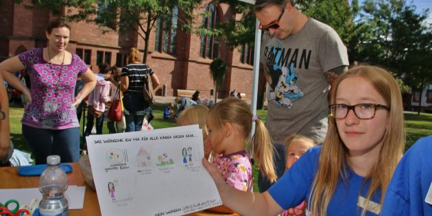 Zum Weltkindertag hatte die Stadtjugendförderung einen Maltisch eingerichtet, an dem Kinder sich Gedanken machten, was sie sich für alle Kinder dieser Erde wünschen. Betreuerin Lisa Laut sammelte die Blätter. „Mein Wunsch: Jedes Kind soll gesund leben und alles haben  was es braucht!“ hatte ein Kind geschrieben und die Wünsche mit Zeichnungen illustriert und erklärt. Da stand „ausreichend gesundes Essen“, „ein schönes Zuhause“, „Freiheit und Spaß“, „genügend viel Kleidung“ und „eine vollständige Familie“. Foto: Hannelore Nowacki