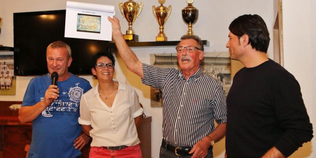 Das Reisegeschenk gefiel Günther Hilgartner, der im nächsten Jahr mit Ehefrau Marianne und den Mitgliedern des Gymnastica-Leitungsteams Klaus Arnold (von links), Sabine Faecke und Alfred Koch nach Portugal reisen wird. Foto: Hannelore Nowacki