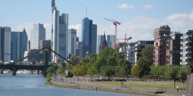 BUZ: Vom Schiff aus präsentierte sich die beeindruckende Skyline von Frankfurt in Ihrer ganzen Dimension. Foto: oh