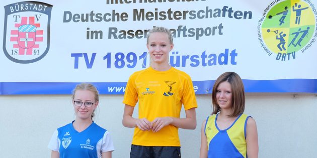 Die neue Deutsche Meisterin Emma Jung (TV Bürstadt; Mitte), eingerahmt von der Zweitplatzierten Fabienne Knöpfel vom ESV Jahn Treysa sowie der Drittplatzierten Leonie Baum vom TV Hahnenbach. Foto: oh